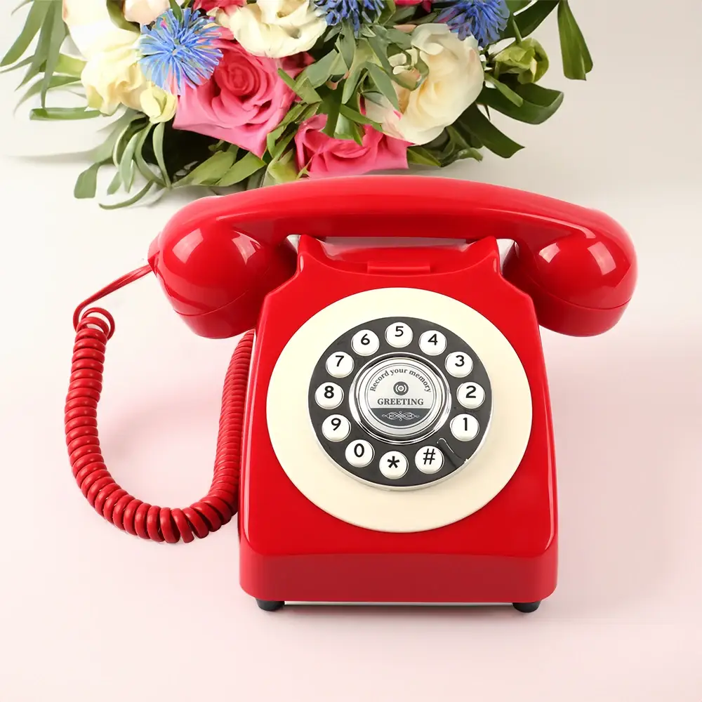 Telefon retro roșu Classic50 Red cu receptorul pe furcă, sub un buchet de flori