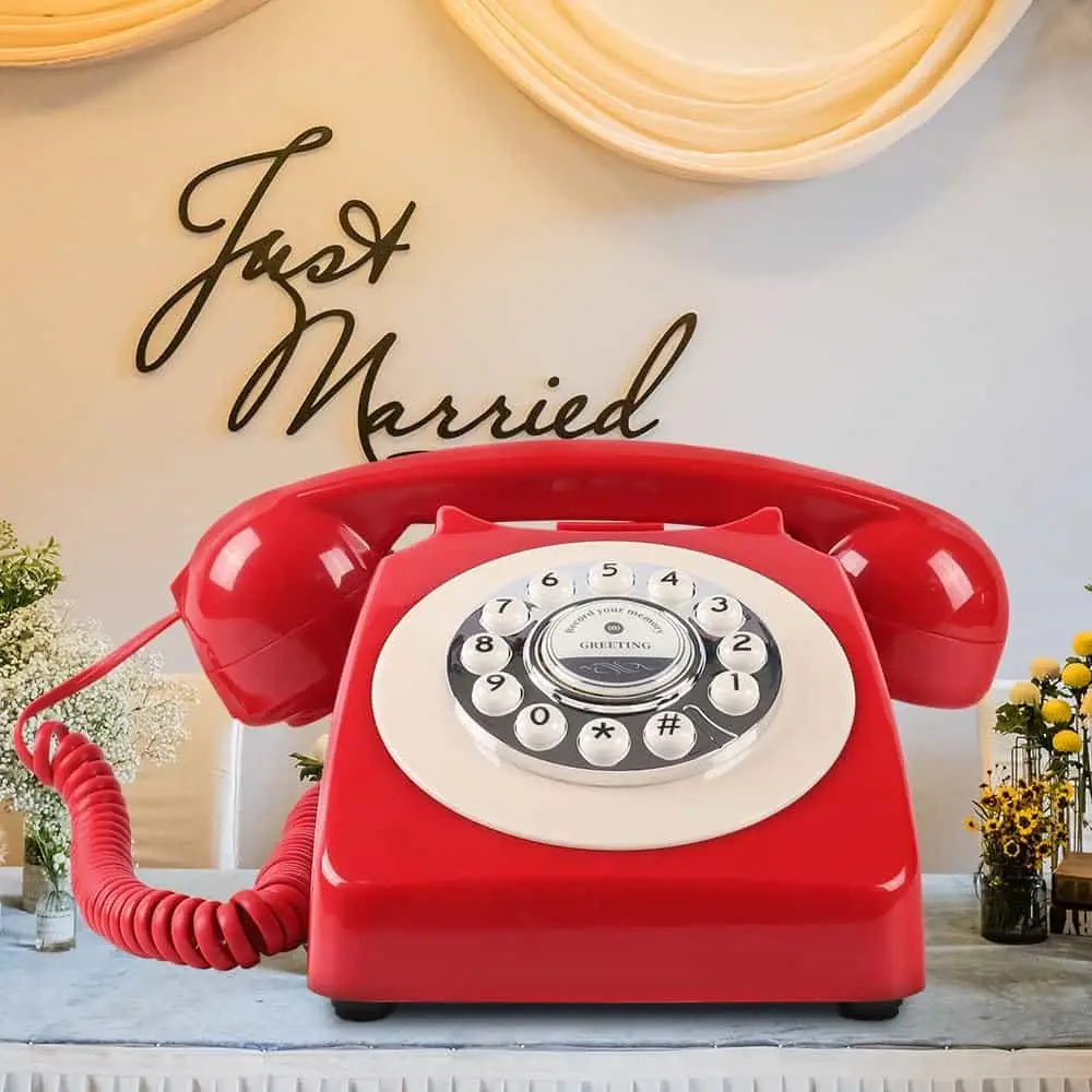 Telefon retro roșu Classic50 Red pe o masă, sub inscripția Just Married